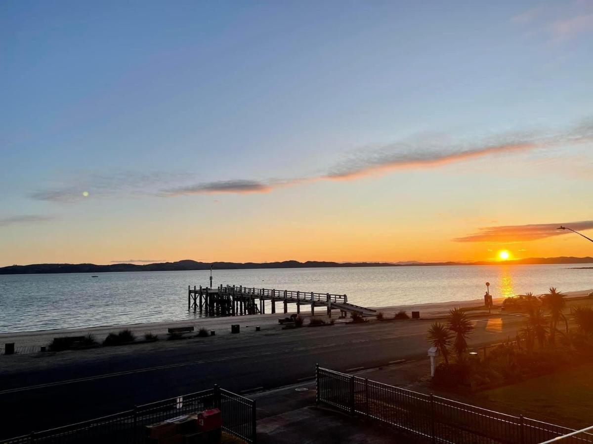 Beach Front Resort! Maraetai エクステリア 写真