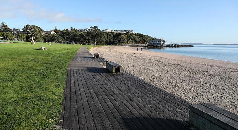 Beach Front Resort! Maraetai エクステリア 写真