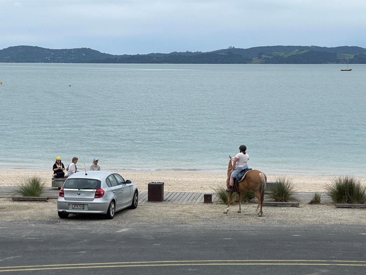 Beach Front Resort! Maraetai エクステリア 写真